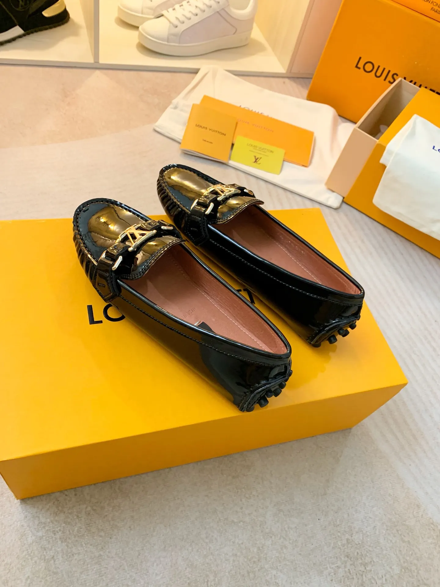p460💰Couple model❤️🇫🇷 𝙇𝙤𝙪𝙞𝙨 𝙑𝙪𝙞𝙩𝙩𝙤𝙣 🇫🇷Louis Vuitton 2023 Classic𝓛𝓿 𝓣𝓻𝓪𝓲𝓷𝓮𝓻 Sports Series ➪➪➪¯ [Arizona Doudou Shoes Series] ▪️▪️▪️Arizona slip-on shoes are made of Monogram Eclipse canvas. Its hand-painted and dyed edges and hand-sewn uppers fully demonstrate Louis Vuitton's traditional shoemaking craftsmanship. This slip-on shoe is very lightweight. The integrated tongue and upper make it particularly comfortable and flexible. The soft outsole is equipped with rubber padding. Decorated with matching sash. Detailed features: ☑️Monogram Eclipse canvas ☑️Black Eclipse pattern ☑️Hand-painted shoe edges ☑️Hand-sewn uppers (each pair takes time to process) ☑️Integrated tongue and upper construction ☑️Outsole equipped with rubber lining ☑️size: 35_46